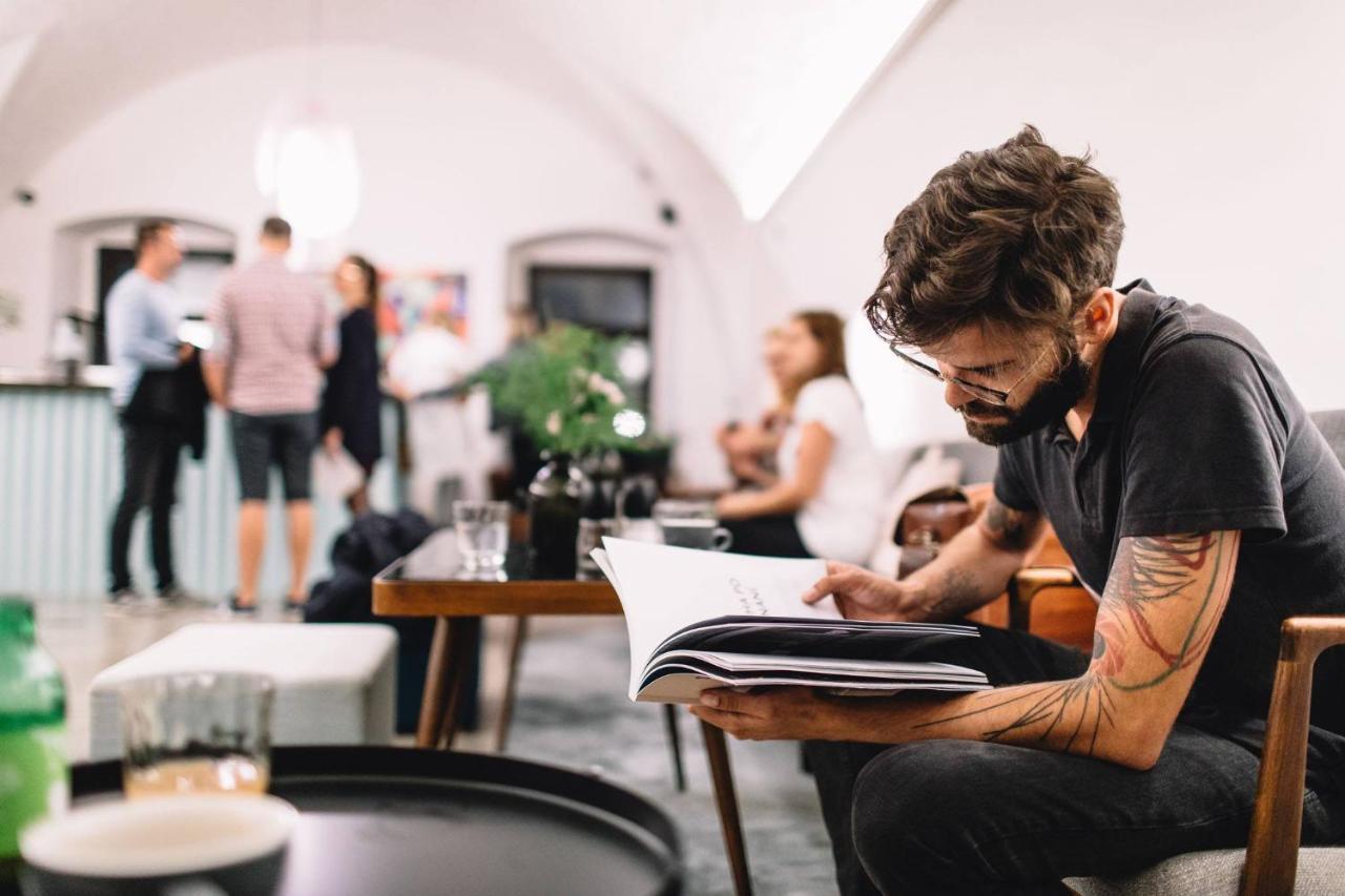 Long Story Short Hostel & Cafe Olomouc Bagian luar foto